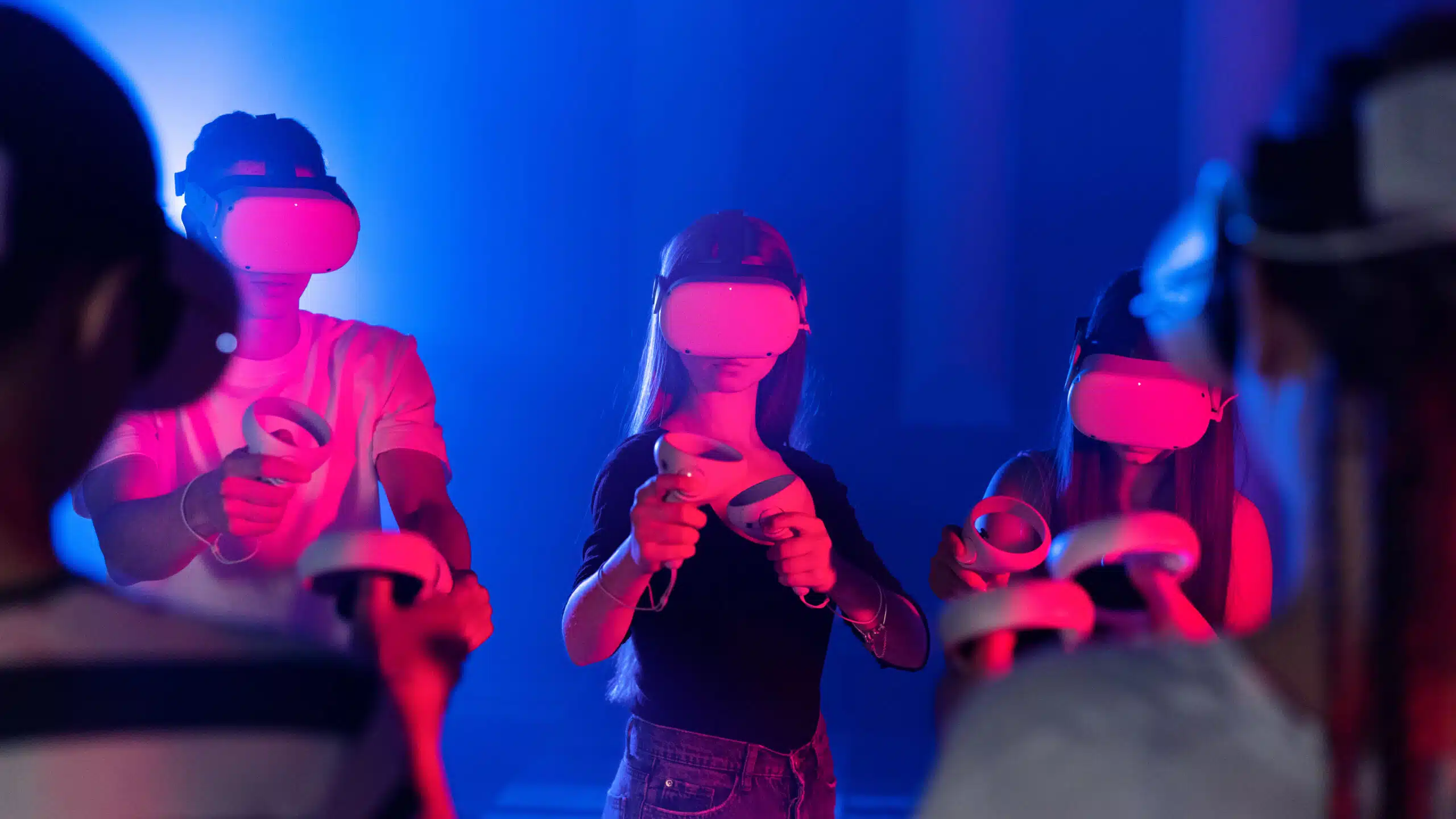 Groep werknemers geniet van VR-beleving tijdens bedrijfsuitje op locatie met VR Op Locatie Nederland.