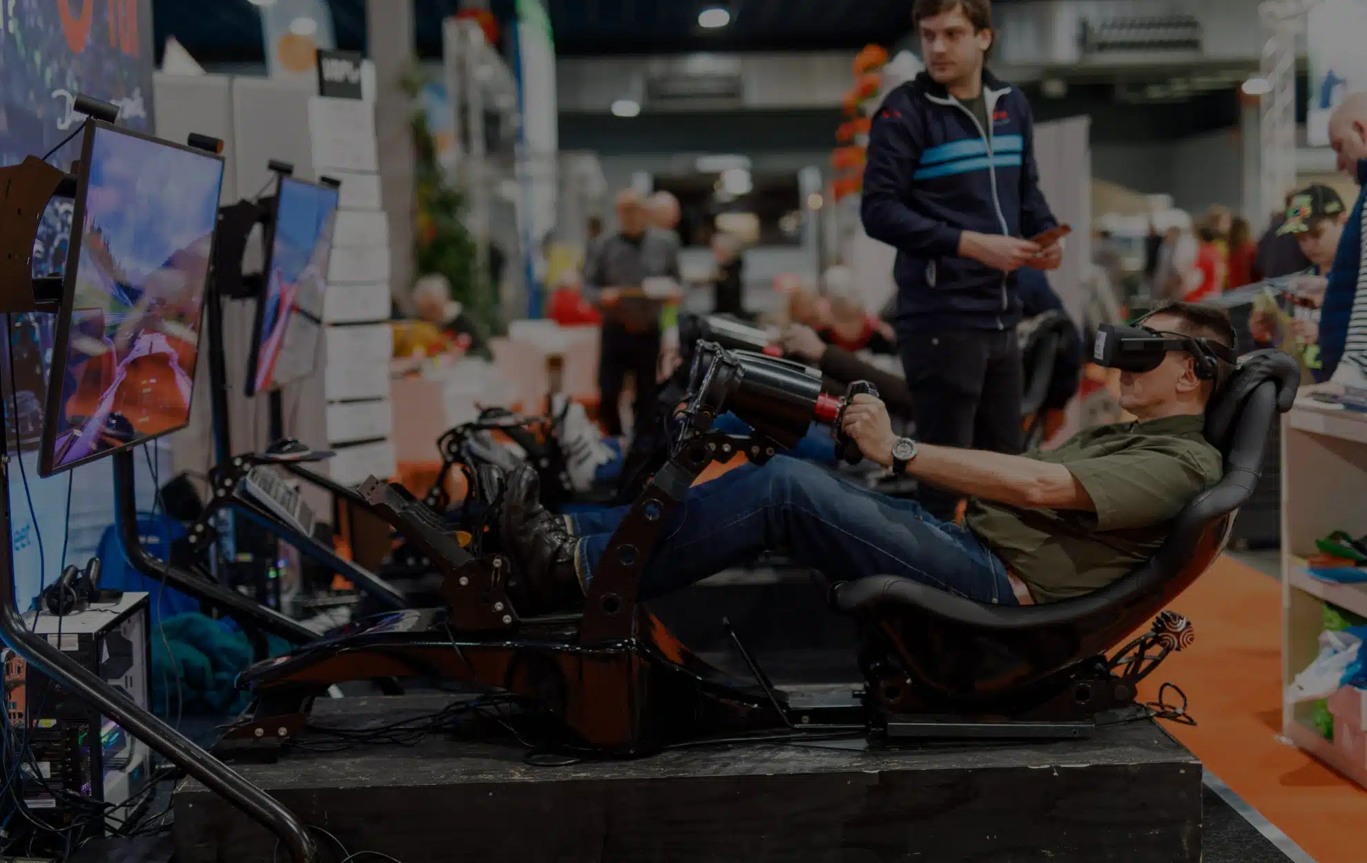 Teams ervaren VR-race simulator op locatie voor bedrijfsuitjes. Ideaal voor teambuilding en spannende VR-belevingen.