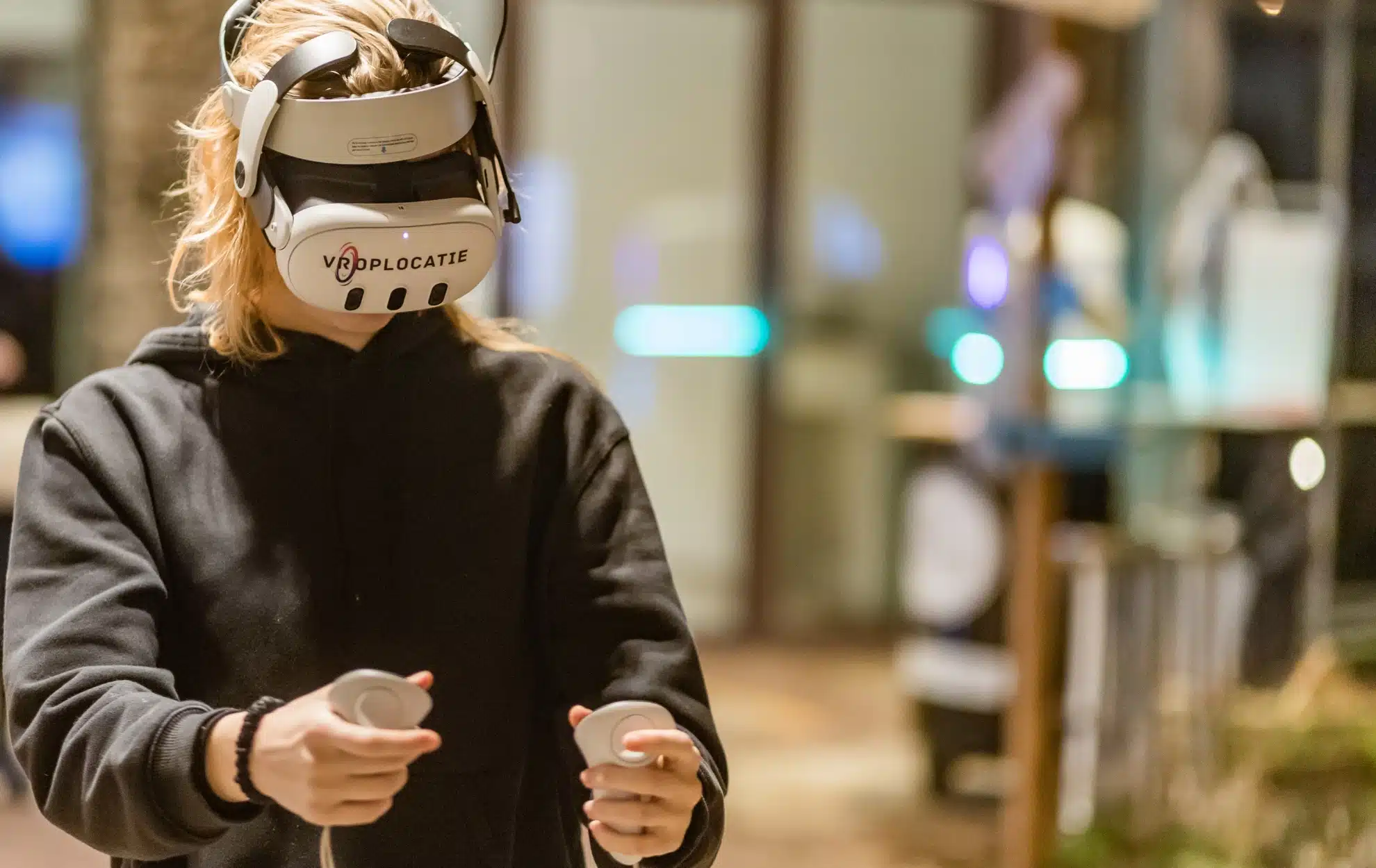 Groep collega's beleeft VR-ervaring tijdens bedrijfsevenement