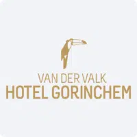 Collega's met VR-headsets tijdens bedrijfsuitje, ervaren meeslepende VR-beleving op locatie, optimale teamactiviteit.