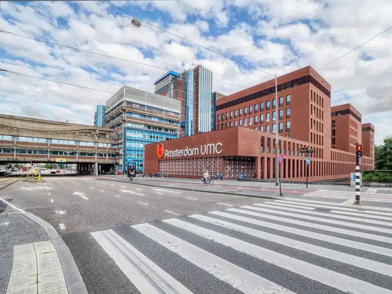 Medewerkers Amsterdam UMC ervaren VR Op Locatie tijdens een interactieve bedrijfsuitje teambuilding onderdompeling.