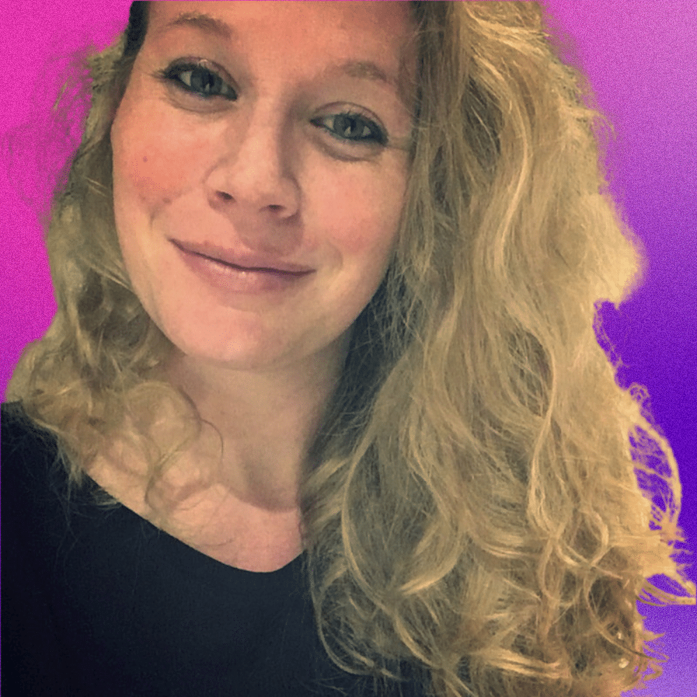 Vrouw met VR-headset ervaart virtuele teamactiviteit op evenement