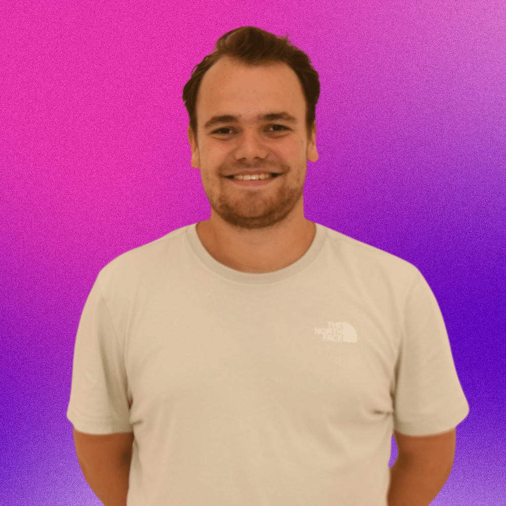 Zakelijk geklede man met VR-headset beleeft virtual reality event op locatie, ideaal voor teamactiviteiten en bedrijfsuitjes.